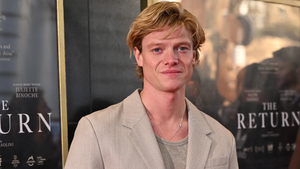 Tom Rhys Harries como Matt Hagen em Cara-de-Barro